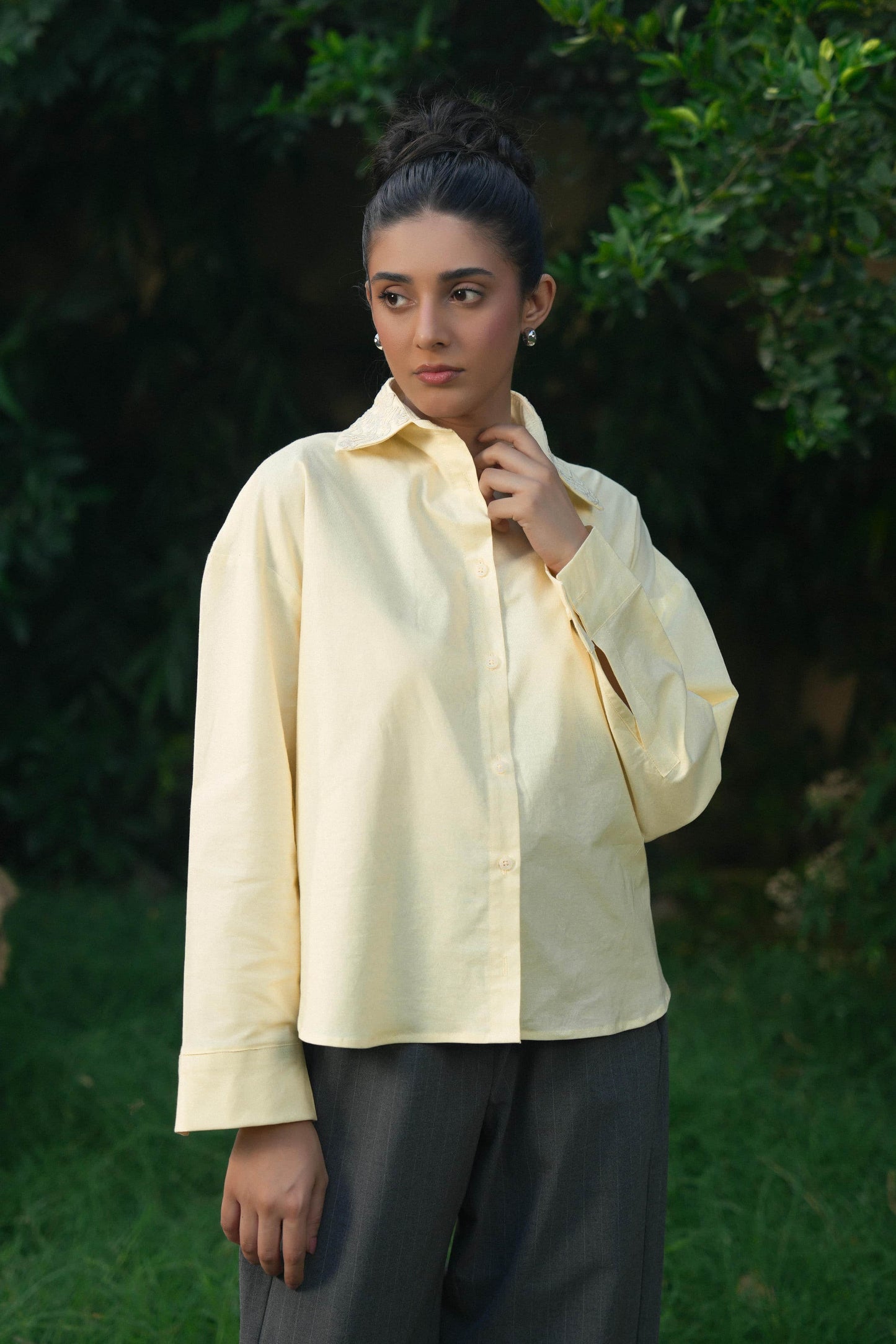 EMBROIDERED COLLAR BUTTON DOWN