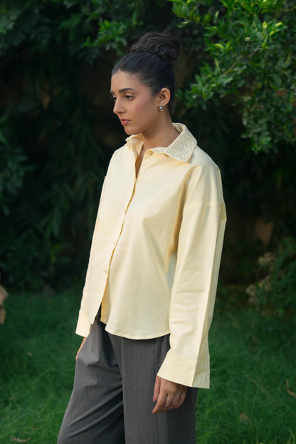 EMBROIDERED COLLAR BUTTON DOWN