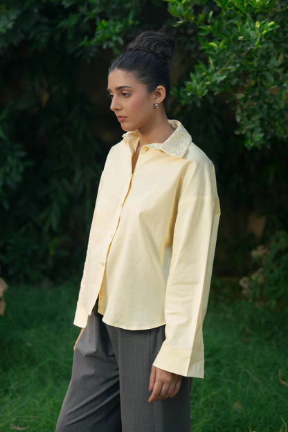 EMBROIDERED COLLAR BUTTON DOWN