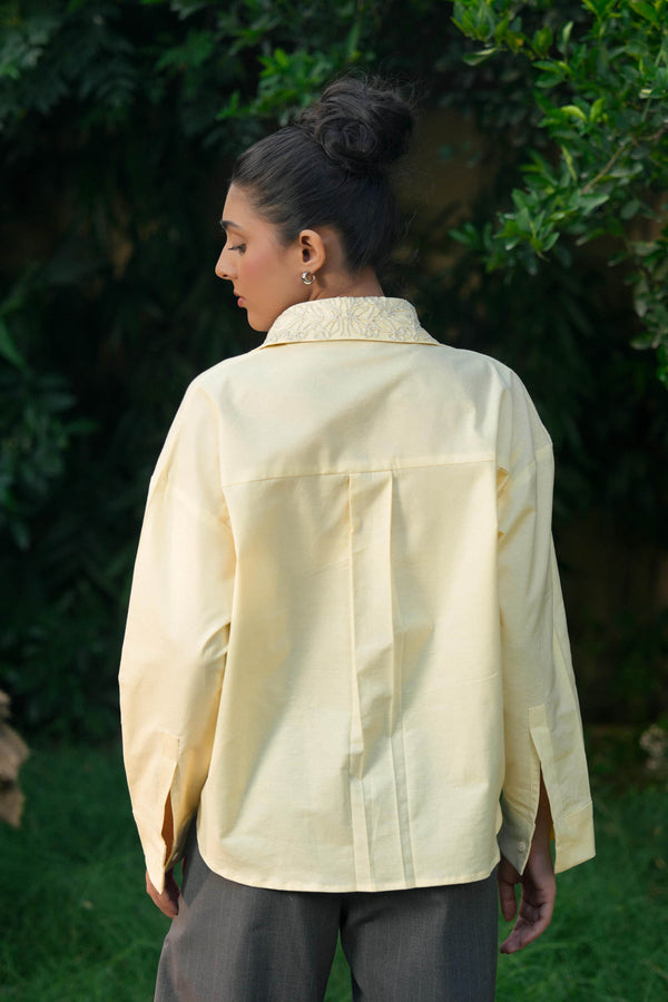 EMBROIDERED COLLAR BUTTON DOWN