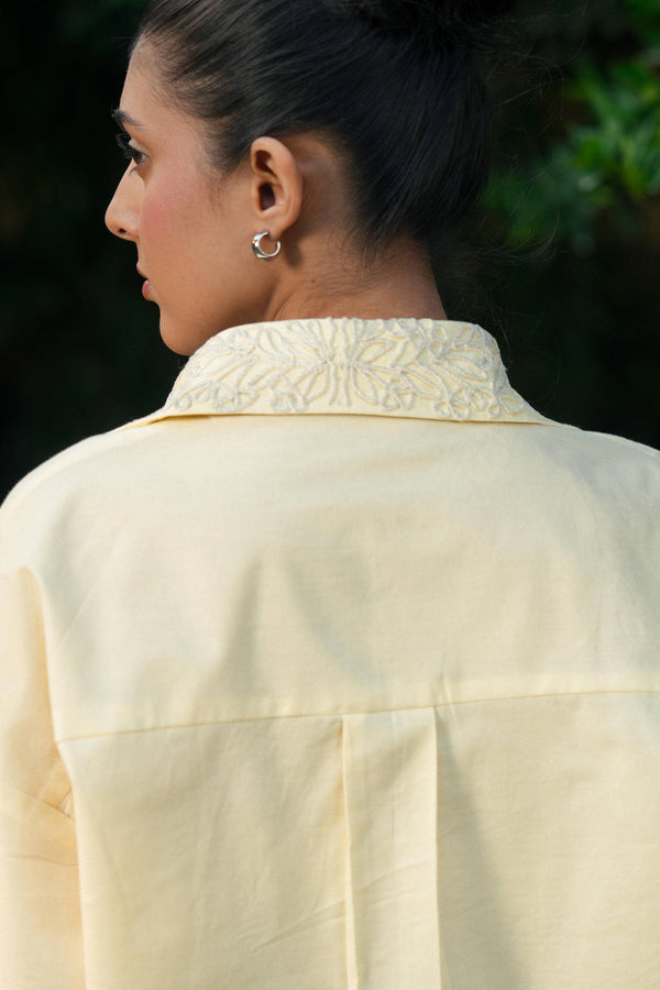 EMBROIDERED COLLAR BUTTON DOWN