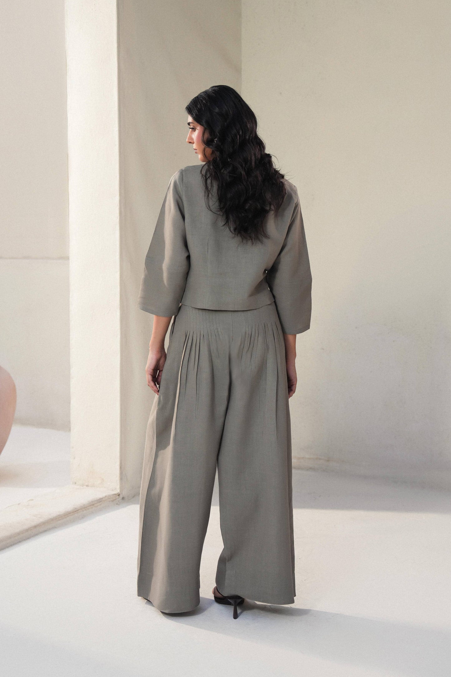 LINEN TUCKED PANTS